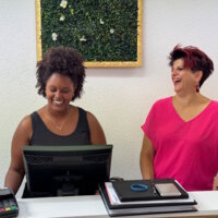 Mitarbeiterin und Chefin von Friseur Haargenau