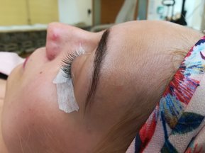 längere Wimpern bekommen bei Haargenau